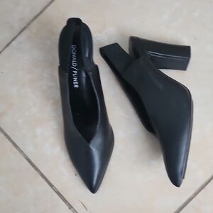 Donald J. Pliner Henia Black Pointed Heels Size 6. New No Box